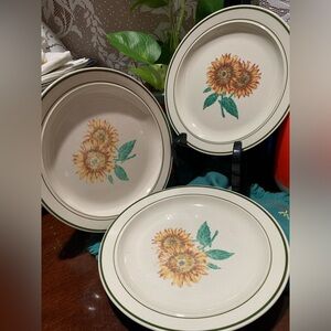 ✨⚡️💥Vintage Gibson Designs "Cottage"sunflower patter (Cream Body)